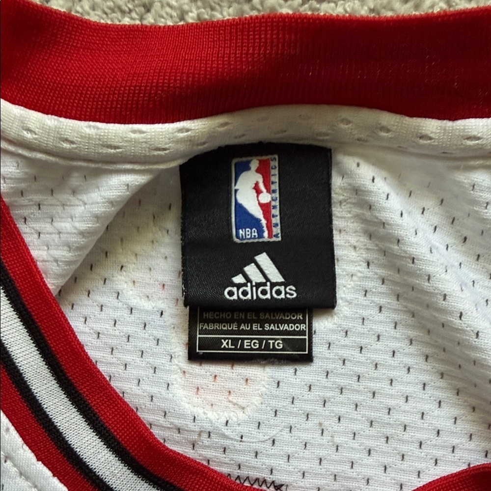 Adidas Bulls White and Red Kirk Hinrich Jersey - Picture 3 of 5